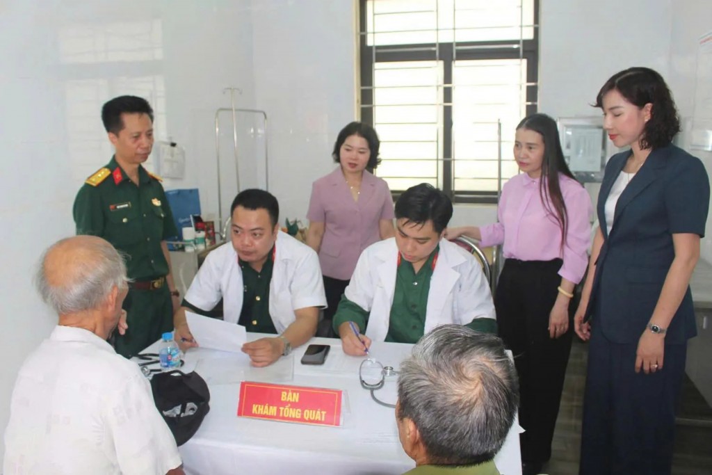 Các y bác sĩ khám bệnh, tư vấn sức khỏe cho đối tượng chính sách xã Phú Xuyên