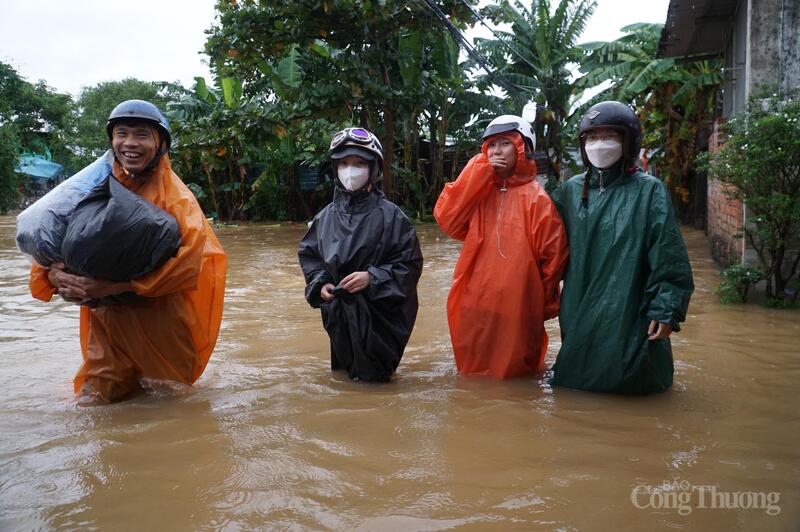 Nước lên nhanh, người dân tất tả ôm đồ chạy lụt