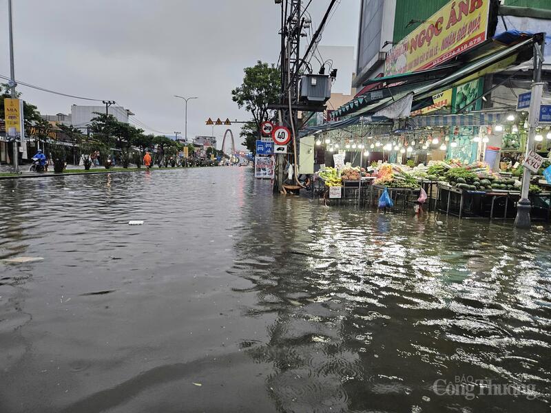 Mưa lớn, nước như trút, nhanh chóng gây ngập nhiều tuyến đường trung tâm TP. Đà Nẵng.