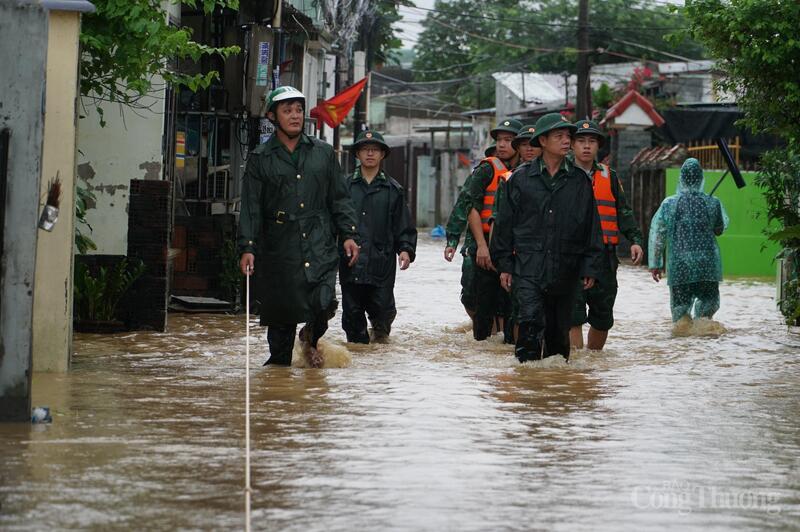 Ngay từ sáng sớm, Đồn biên phòng Hải Vân, Bộ Chỉ huy Bộ đội Biên phòng TP. Đà Nẵng đã có mặt tại khu vực Mẹ Suốt khẩn trương hỗ trợ người dân kê cao đồ đạc, hỗ trợ người dân sơ tán