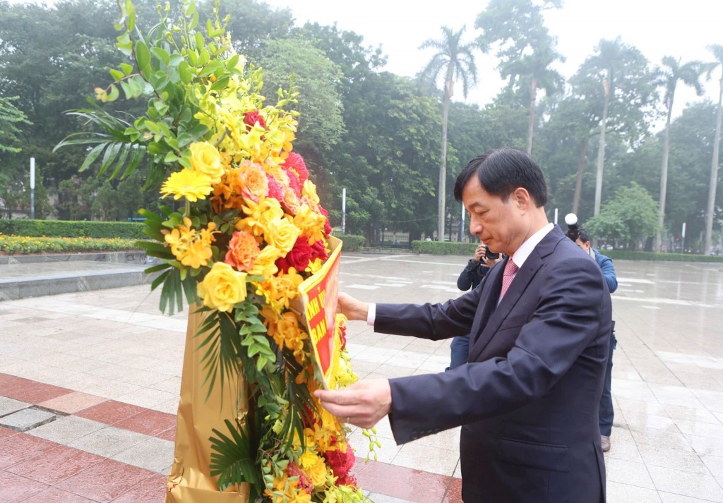 Lãnh đạo TP Hà Nội dâng hoa kỷ niệm Cách mạng Tháng Mười Nga Lãnh đạo TP Hà Nội dâng hoa kỷ niệm Cách mạng Tháng Mười Nga