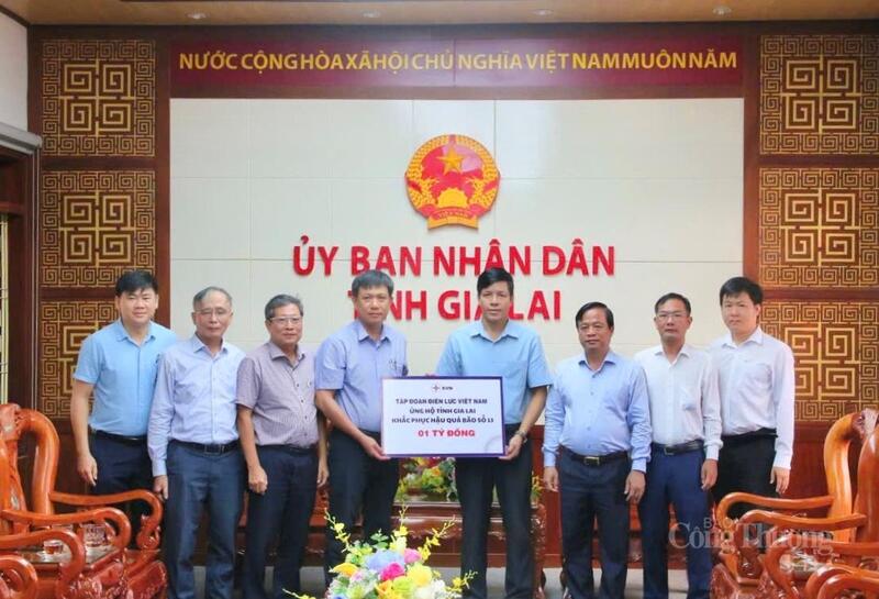 Thừa ủy quyền của Tập đoàn Điện lực Việt Nam, Phó Tổng Giám đốc EVNCPC Nguyễn Hữu Khánh trao tặng UBND tỉnh Gia Lai 1 tỷ đồng, khắc phục hậu quả sau thiên tai.