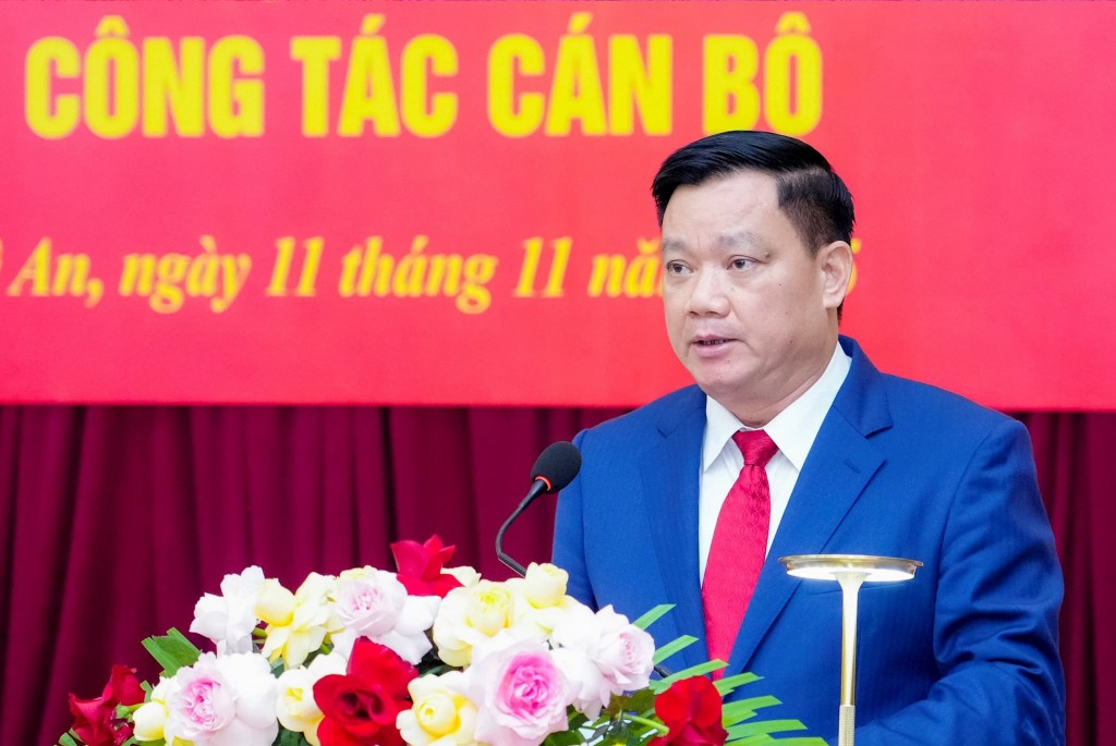 Bí thư Tỉnh uỷ Nghệ An Nguyễn Khắc Thận phát biểu nhận nhiệm vụ. Bí thư Tỉnh uỷ Nghệ An Nguyễn Khắc Thận phát biểu nhận nhiệm vụ.