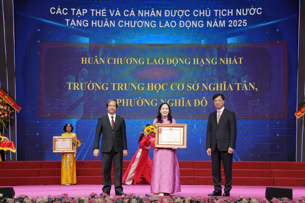 Đồng chí Nguyễn Duy Ngọc -  Ủy viên Bộ Chính trị, Bí thư Thành ủy Hà Nội và đồng chí Nguyễn Kim Sơn - Ủy viên Trung ương Đảng, Bộ trưởng Bộ Giáo dục và Đào tạo trao tặng Huân chương Lao động hạng Nhất cho trường THCS Nghĩa Tân, phường Nghĩa Đô