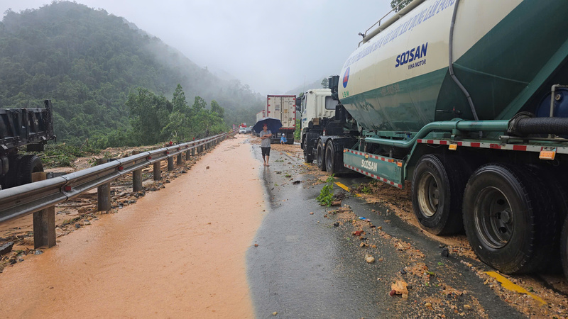 Sạt lở tại đèo Khánh Lê khiến giao thông bị tê liệt