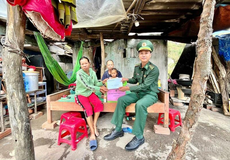 Không chỉ sửa lại nơi ở, Đồn Biên phòng Nhơn Châu còn hỗ trợ tiền và nhu yếu phẩm cho gia đình chị Thái Thị Thiện.