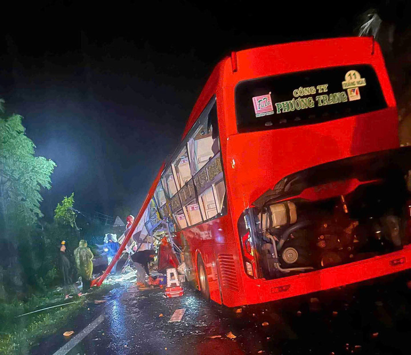 Xe khách chở theo 32 người gặp nạn trên đèo Khánh Lê