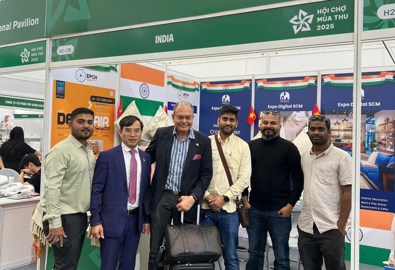 The ông Bùi Trung Thướng (thứ hai bên trái):Tại Hội chợ Mùa Thu lần thứ nhất 2025, doanh nghiệp Việt Nam và Ấn Độ đã có thêm nhiều cơ hội trao đổi hợp tác thương mại giữa hai nước. Ảnh: NVCC