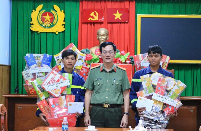 Đại tá Ngô Cự Vinh, Phó Giám đốc Công an tỉnh Gia Lai thăm hỏi, động viên cán bộ, chiến sĩ Phòng Cảnh sát PCCC và CNCH.