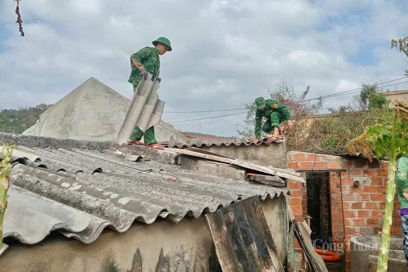 Các chiến sĩ lợp lại mái nhà cho người dân xã đảo Nhơn Châu.