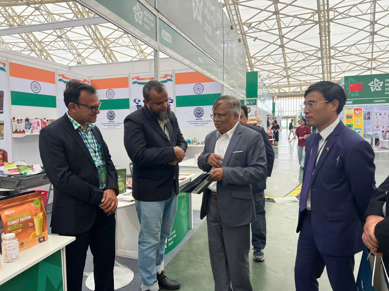 Đại diện cơ quan xúc tiến thương mại trao đổi thông tin với doanh nghiệp. Ảnh: NVCC