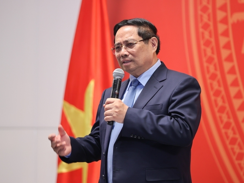 Thủ tướng Chính phủ Phạm Minh Chính thông tin tới bà con về tình hình trong nước, đặc biệt là những thành tựu đạt được kể từ khi Đổi mới - Ảnh: VGP/Nhật Bắc