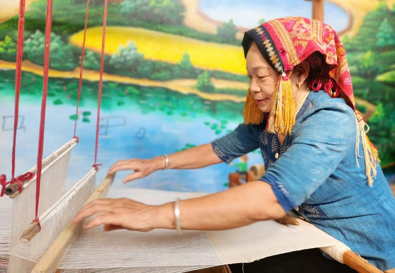 Nghề dệt tạo ra “không gian sinh kế văn hóa”, nơi người trẻ học lại nghề của mẹ, của bà; nơi giá trị văn hóa được lưu giữ ngay trong hoạt động kinh tế thường ngày.