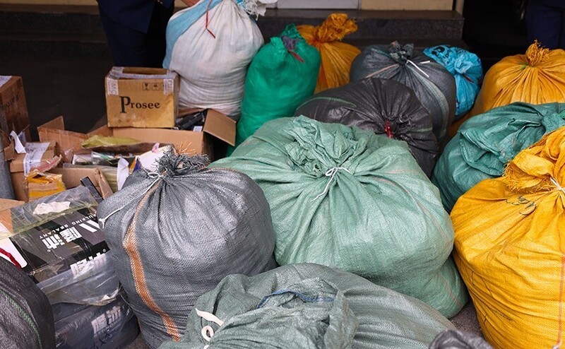 Hàng hóa vi phạm bị tiêu hủy theo đúng quy định. Ảnh: Bách Hợp