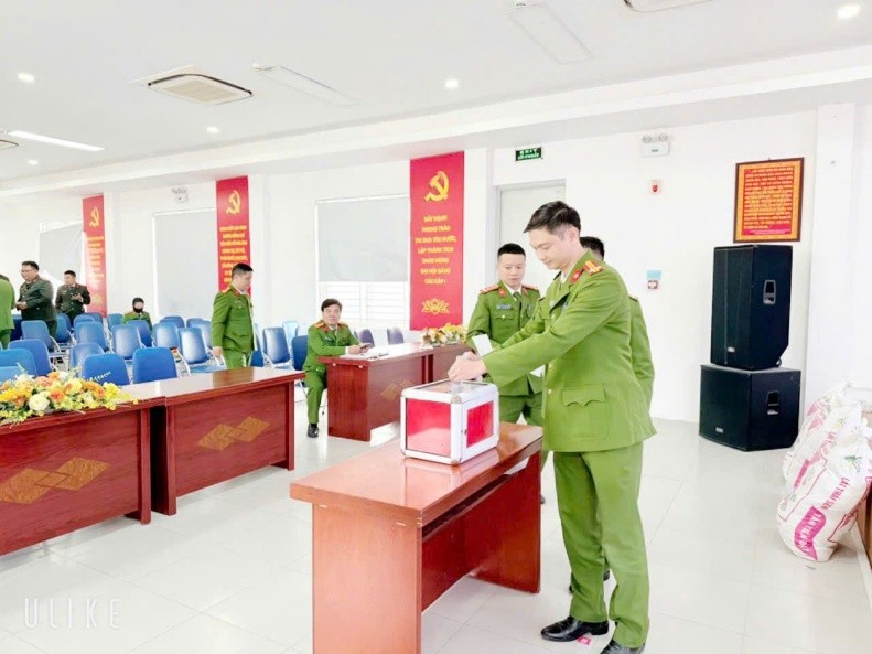 Mỗi cán bộ, chiến sỹ Công an phường Xuân Phương quyên góp, ủng hộ mỗi người một ngày lương Mỗi cán bộ, chiến sỹ Công an phường Xuân Phương quyên góp, ủng hộ mỗi người một ngày lương