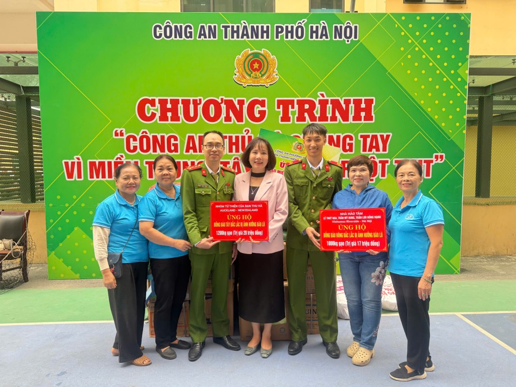Đoàn viên thanh niên cùng Chi hội Phụ nữ Công an phường Hoàn Kiếm kêu gọi ủng hộ đồng bào miền Trung, Tây Nguyên Đoàn viên thanh niên cùng Chi hội Phụ nữ Công an phường Hoàn Kiếm kêu gọi ủng hộ đồng bào miền Trung, Tây Nguyên