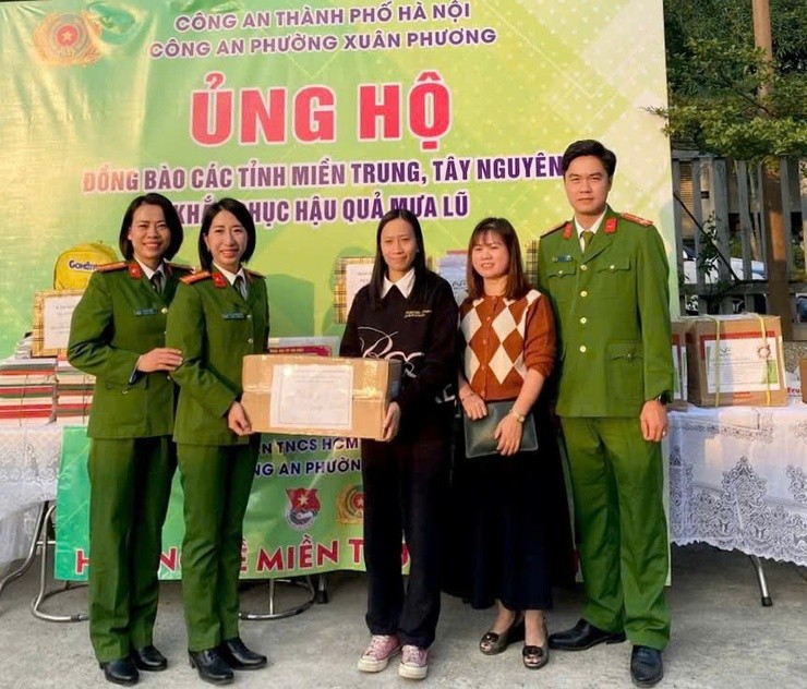Hình ảnh Công an phường Xuân Phương quyên góp, ủng hộ đồng bào bị ảnh hưởng của bão lũ miền Trung và Tây Nguyên Hình ảnh Công an phường Xuân Phương quyên góp, ủng hộ đồng bào bị ảnh hưởng của bão lũ miền Trung và Tây Nguyên