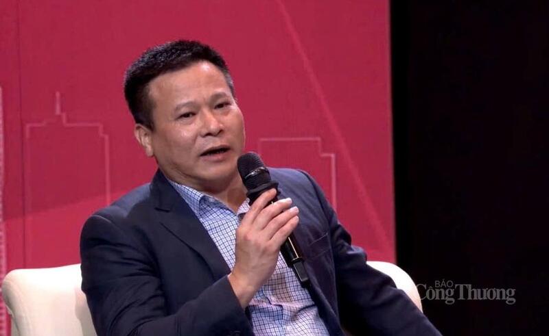 Thượng tá Lê Thế Tùng, Phó trưởng Phòng Cảnh sát Quản lý hành chính về trật tự xã hội Công an TP. Hà Nội giải đáp thắc mắc về xác nhận điều kiện thu nhập cho người mua nhà ở xã hội. Ảnh: H.S