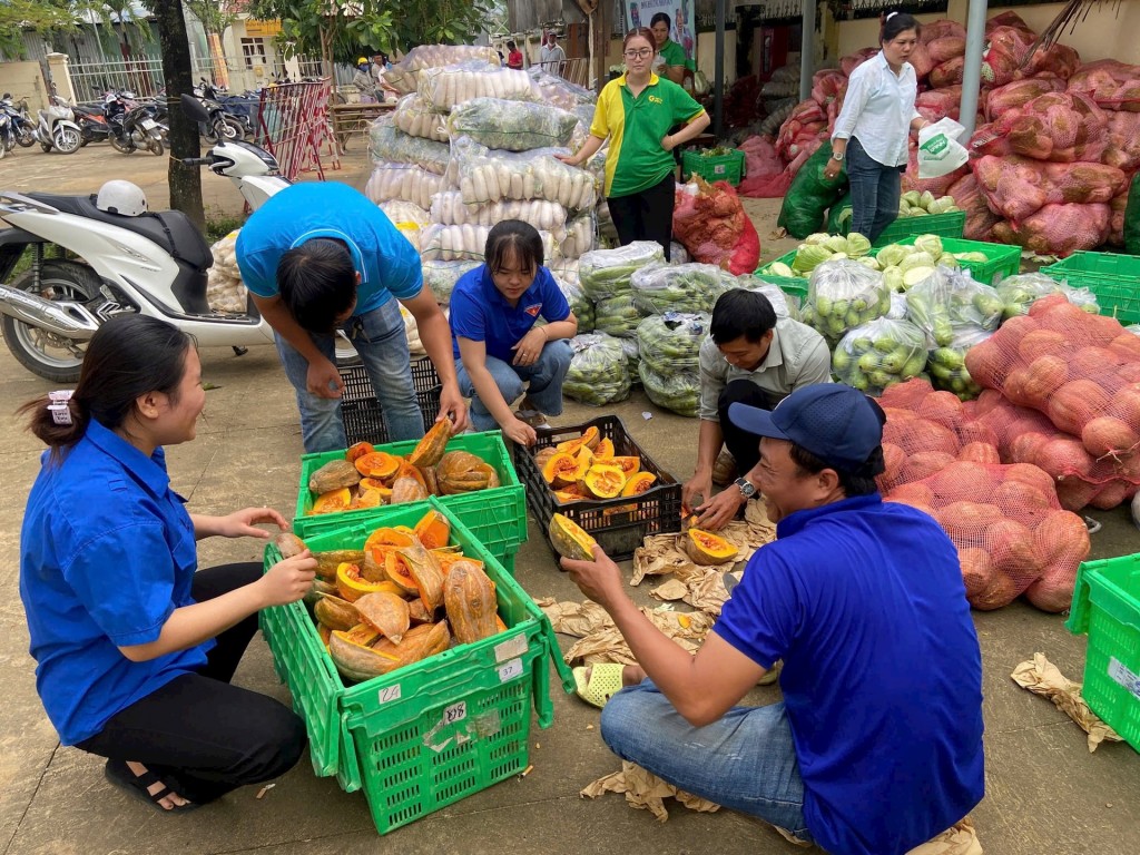 Các lực lượng tại Lâm Đồng khẩn trương phân loại, bốc xếp nông sản để kịp thời chuyển đến bà con 2 tỉnh Đắk Lắk và Khánh Hòa (Ảnh: CTV) Các lực lượng tại Lâm Đồng khẩn trương phân loại, bốc xếp nông sản để kịp thời chuyển đến bà con 2 tỉnh Đắk Lắk và Khánh Hòa (Ảnh: CTV)