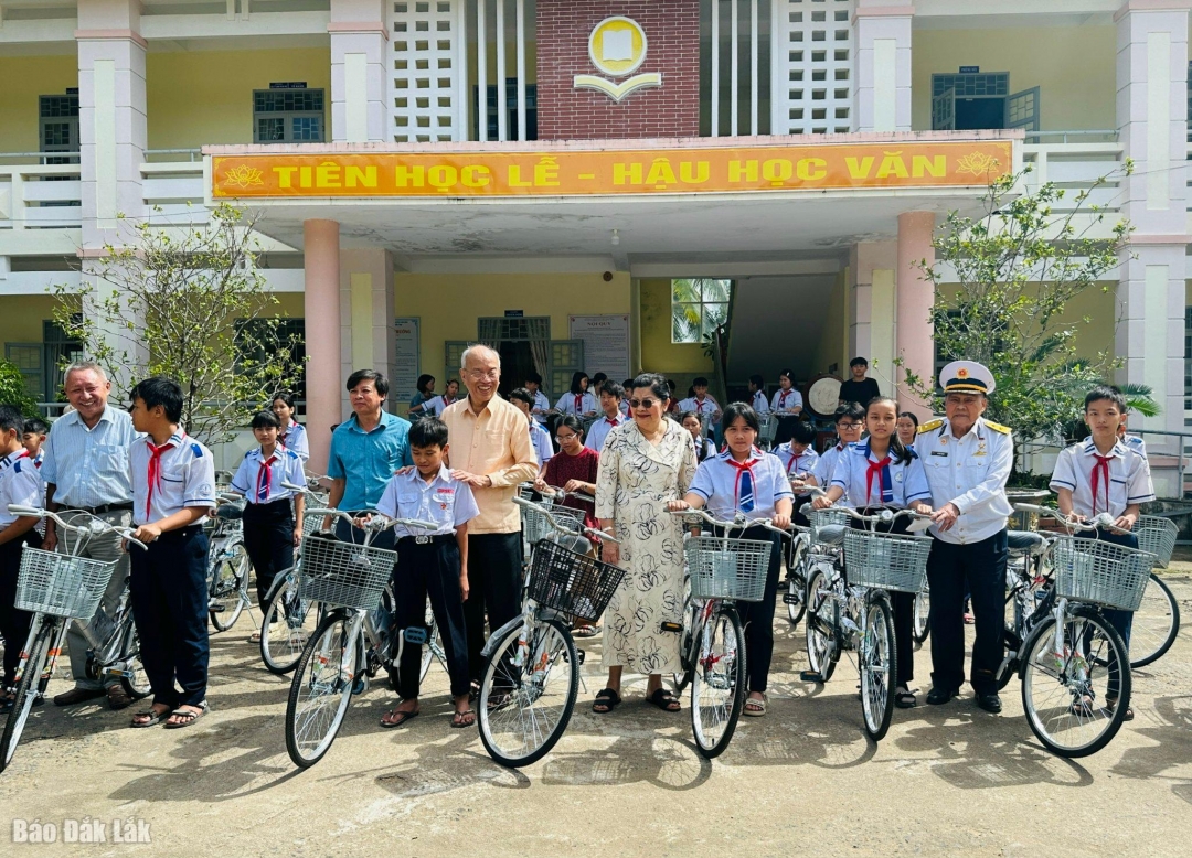 Đoàn trao tặng 38 xe đạo cho các em học sinh Trường THCS Nguyễn Hữu Thọ (xã Sơn Hòa).