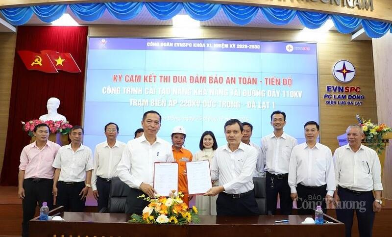 Đại diện các đơn vị liên quan ký cam kết thi đua thi công dự án nâng công suất đường dây 220kV Đức Trọng - Đà Lạt 1. Ảnh: Bạch Mai