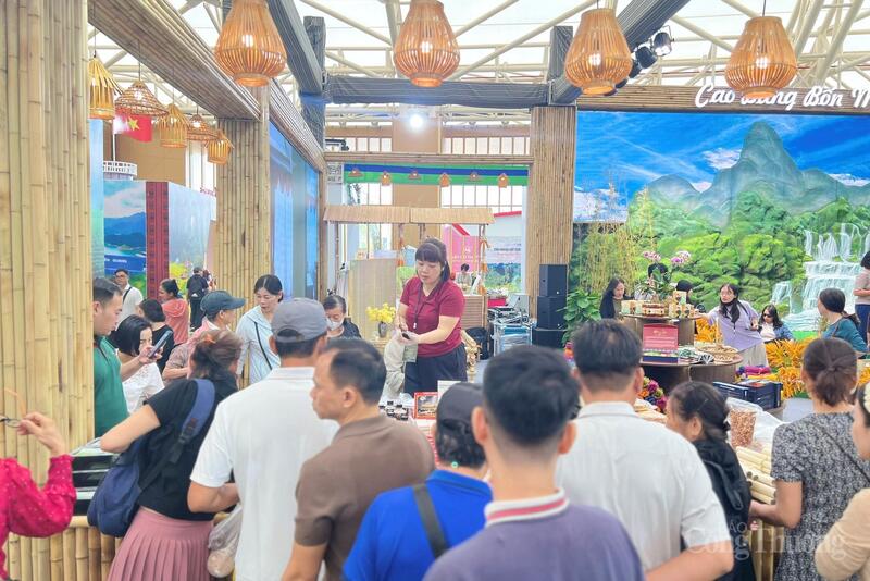 Nhiều sản phẩm đặc trưng, tiêu biểu của Cao Bằng được trưng bày, giới thiệu và người dân đón nhận