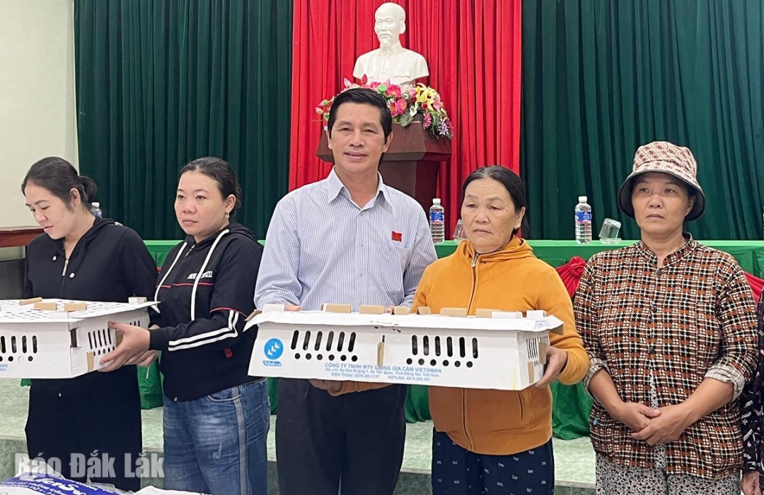 Ông Phạm Văn Bảy, Phó Chủ tịch Ủy ban MTTQ Việt Nam tỉnh, Tổ trưởng Tổ đại biểu số 18 HĐND tỉnh (đứng giữa) trao hỗ trợ cho bà con.