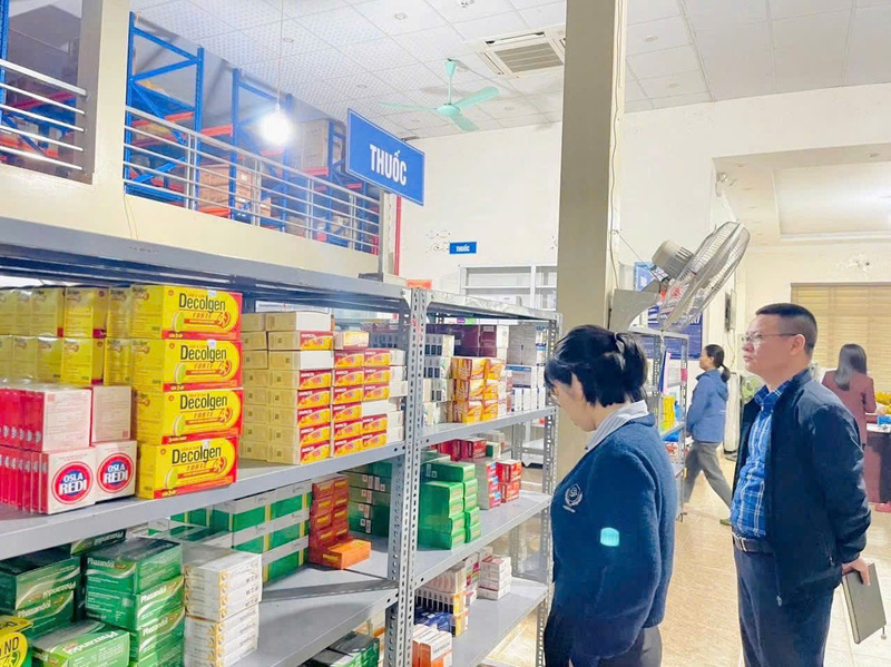 Lực lượng chức năng kiểm tra các cơ sở kinh doanh lĩnh vực y tế. Ảnh: Phúc Sơn