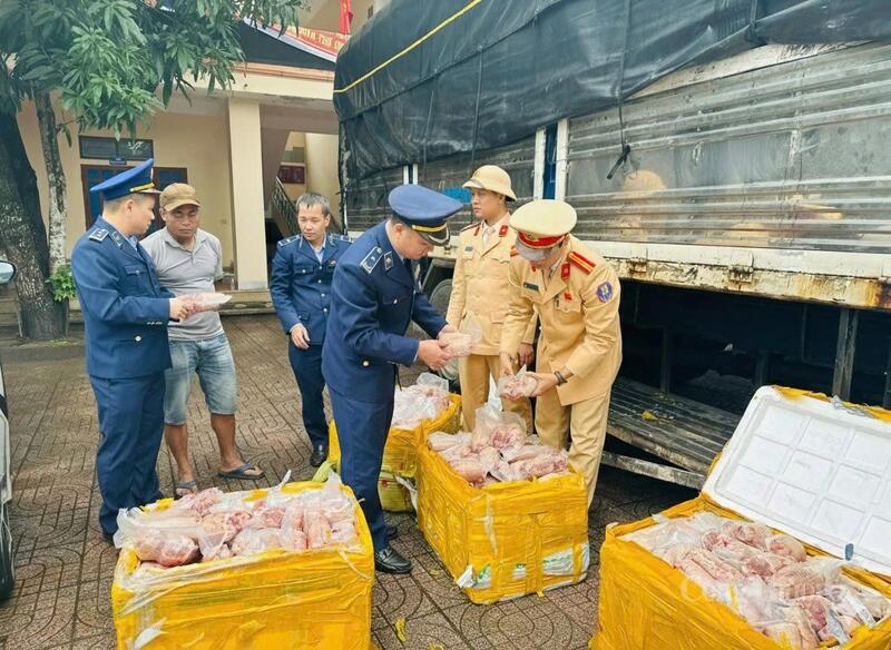 Lực lượng QLTT Hà Tĩnh phối hợp cùng CSGT phát hiện 200kg chân giò đông lạnh bốc mùi hôi thối. Ảnh: Bằng Thương