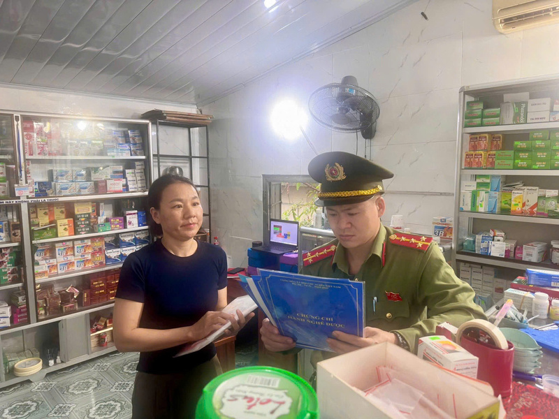 Lực lượng công an xã phối hợp với các ngành liên quan kiểm tra hoạt động kinh doanh dược, mỹ phẩm trên địa bàn. Ảnh: Phúc Sơn