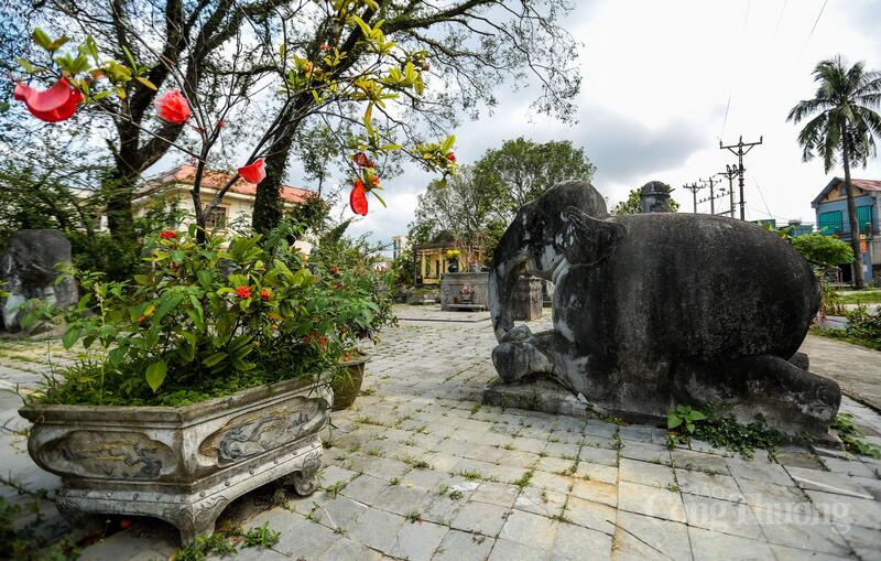 Khu lặng mộ này được các nghệ nhân đá làng Nhồi xây dựng với nhiều công trình thờ tự bằng các pho tượng đá nguyên khối. Khi Quận công Lê Trung Nghĩa mất, ông được dân làng đưa về chôn cất tại đây và sau này người dân hay gọi là khu lăng mộ Quận Mãn.