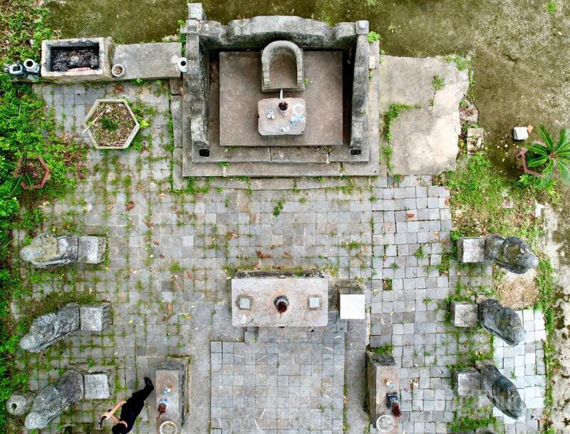 Hiện, Khu lăng mộ chính nằm trên diện tích khoảng 200m2, gồm nhiều hạng mục kiến trúc bằng đá độc đáo, từ cổng vào là 2 tượng lính canh, bên trái là tượng hình rùa dài gần 1,5m, rộng 1m, cao khoảng 0,5m bằng đá.