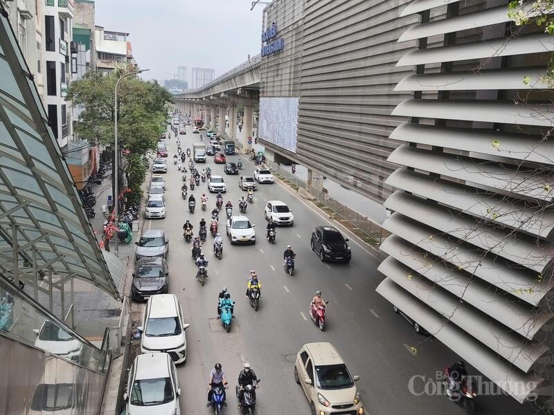 Sử dụng phương tiện công cộng giúp tiết kiệm nhiên liệu, giảm chi phí cho người dân. Ảnh: NH