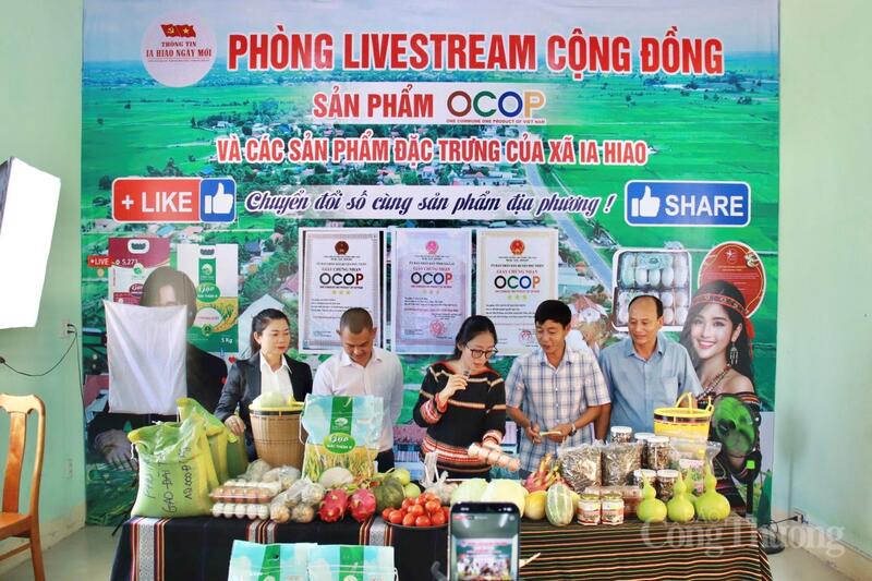 UBND xã Ia Hiao (tỉnh Gia Lai) tổ chức livestream bán nông sản gây quỹ khuyến học, với sự tham gia trực tiếp của lãnh đạo xã.