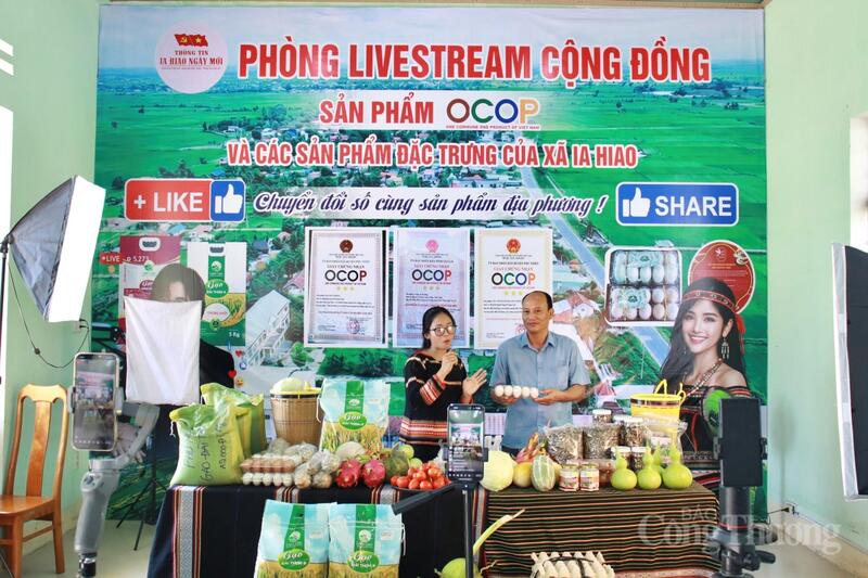 Ông Bùi Hữu Tâm, Phó Bí thư Thường trực Đảng ủy xã đã mở màn buổi livestream, trực tiếp giới thiệu sản phẩm, chia sẻ mục đích gây quỹ.