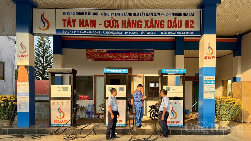 Không chỉ kiểm tra, lực lượng chức năng còn đẩy mạnh tuyên truyền, yêu cầu doanh nghiệp nâng cao trách nhiệm trong kinh doanh xăng dầu.