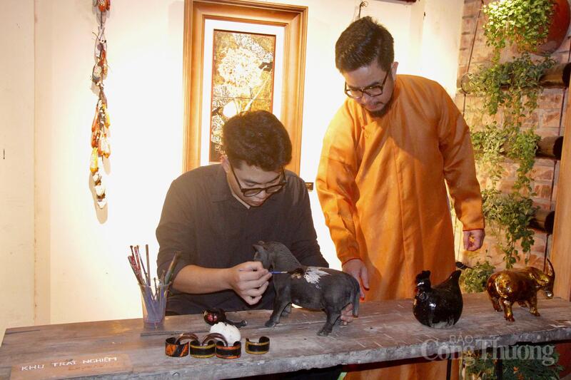 Dưới sự hướng dẫn của Nghệ nhân Nguyễn Tấn Phát, công chúng có cơ hội trải nghiệm một phần quy trình sơn mài. Ảnh: P.C