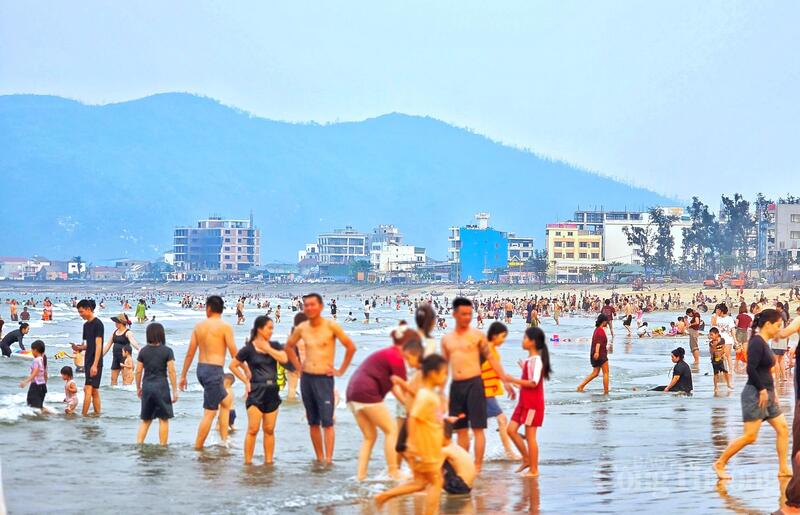 Càng về chiều muộn, người dân tìm về biển Thiên Cầm càng đông.