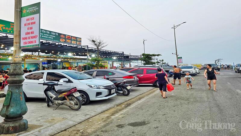 Hà Tĩnh: Nắng nóng gay gắt, người dân đổ về bãi biển giải nhiệt - 8