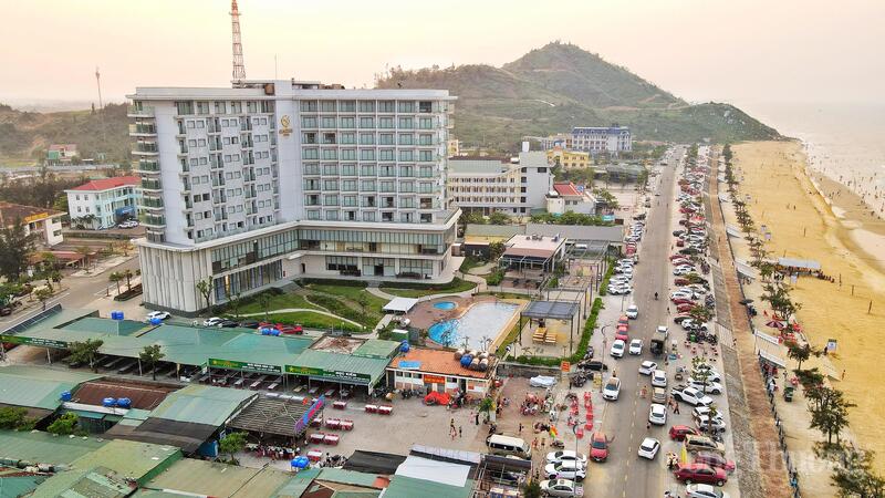 Hà Tĩnh: Nắng nóng gay gắt, người dân đổ về bãi biển giải nhiệt - 9