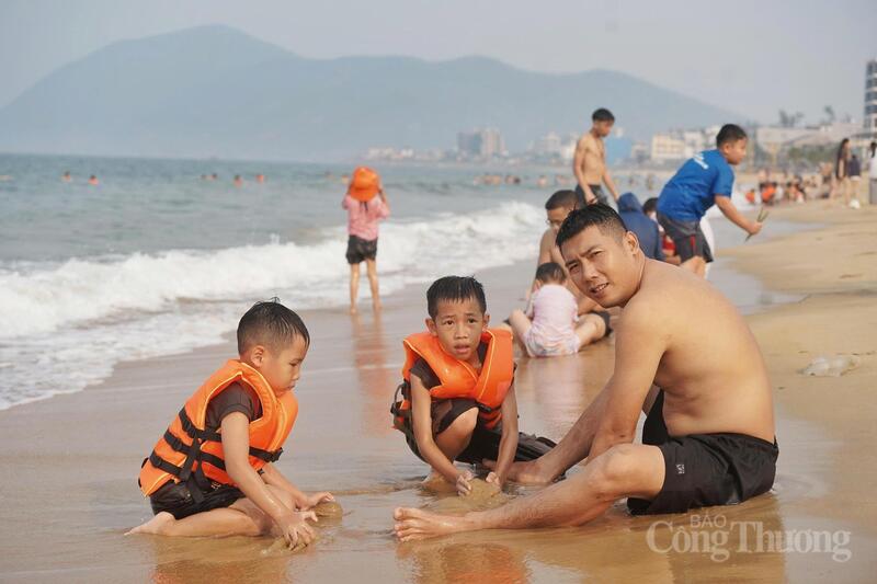 Hà Tĩnh: Nắng nóng gay gắt, người dân đổ về bãi biển giải nhiệt - 6