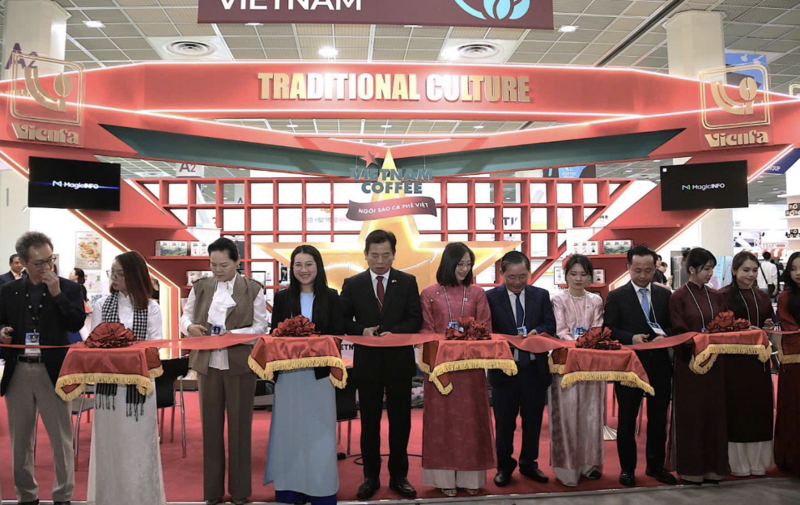 Đại sứ Việt Nam tại Hàn Quốc Vũ Hồ cắt băng khánh thành Gian hàng quốc gia Việt Nam tại sự kiện.