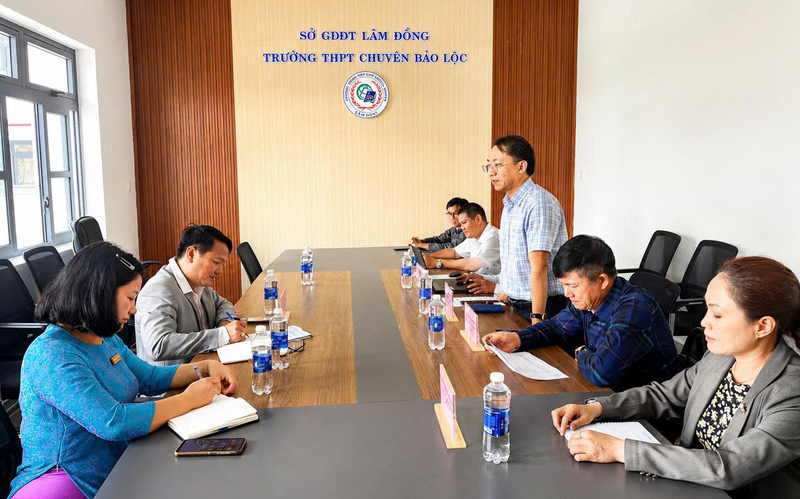 Ông Nguyễn Văn Toàn - Phó Giám đốc Công ty Điện lực Lâm Đồng, cùng các ngành liên quan tổ chức đi kiểm tra công tác chuẩn bị cung cấp điện cho Kỳ thi tốt nghiệp THPT năm học 2025-2026 tại một số điểm thi và khu vực in sao đề thi trên địa bàn tỉnh. Ảnh: EVNSPC.