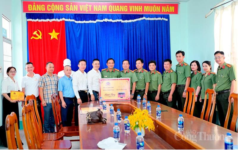 Một số hình ảnh tại buổi trao tặng.