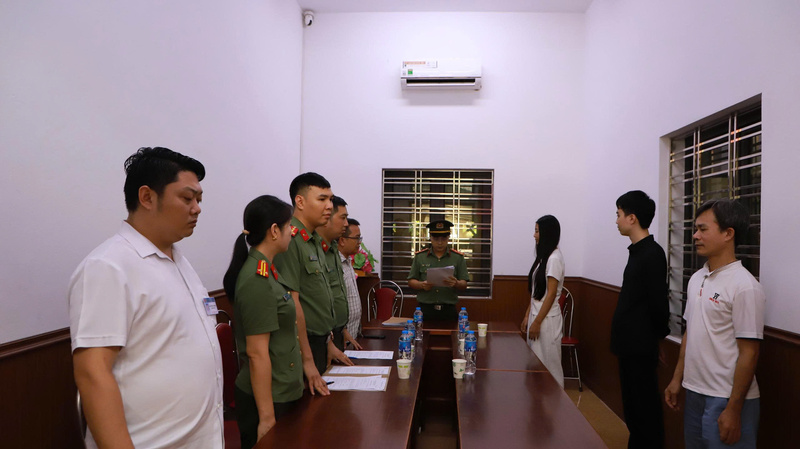 Công an tỉnh Lào Cai thông báo quyết định khởi tố vụ án, khởi tố bị can và lệnh bắt bị can để tạm giam đối với Bàn Thị Lứu, Lý Trung Nguyên và Vương Văn Minh. Ảnh: Công an tỉnh Lào Cai