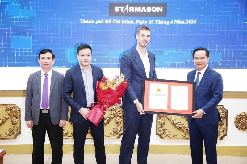 Lãnh đạo UBND TP. Hồ Chí Minh trao giấy chứng nhận đăng ký đầu tư cho cá dự án công nghệ cao. Ảnh: VGP.