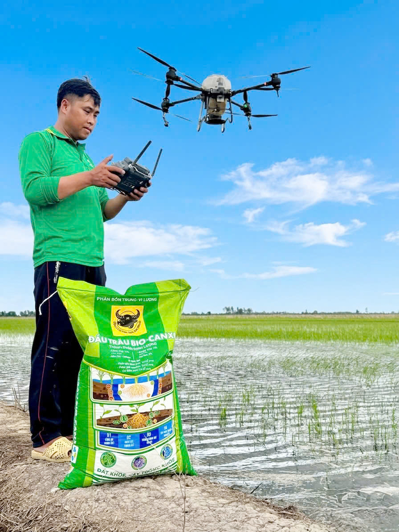 Ứng dụng công nghệ drone để sạ phân cải tạo đất Bio-Canxi đầu vụ giúp tiết kiệm công lao động và chi phí