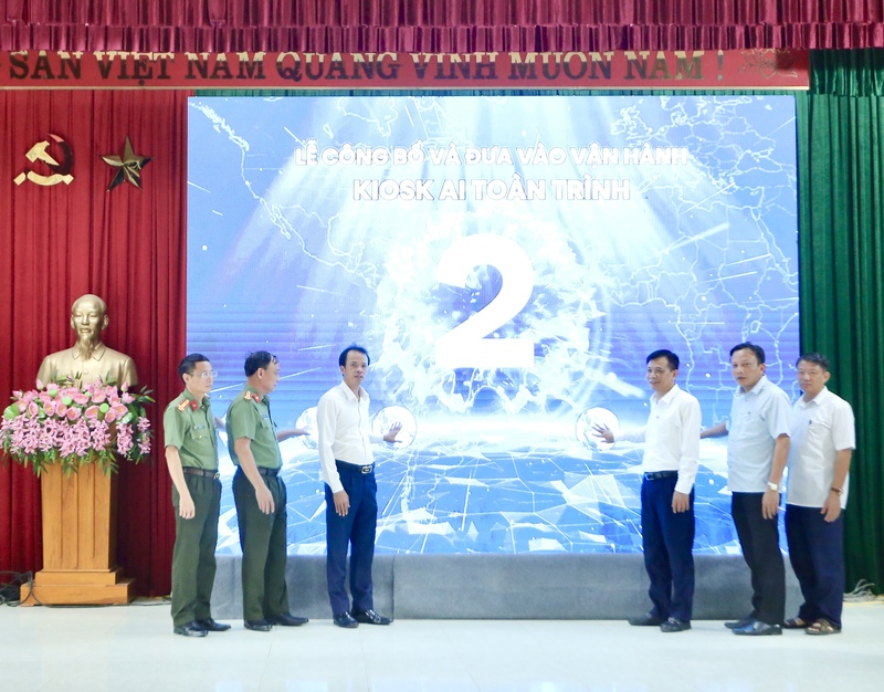 Các đại biểu thực hiện nghi thức công bố vận hành hệ thống Kiosk AI toàn trình. Ảnh: Ngô Nhung