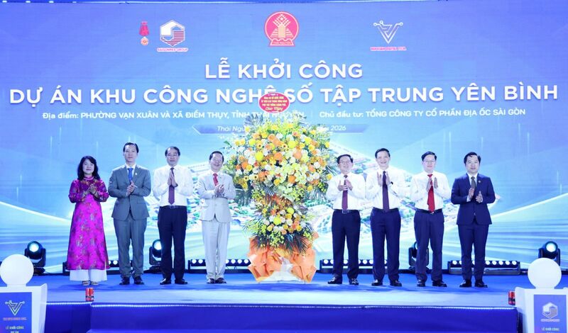 Phó Thủ tướng Hồ Quốc Dũng tặng hoa chúc mừng lãnh đạo tỉnh Thái Nguyên và chủ đầu tư dự án. Ảnh: VGP/Gia Huy