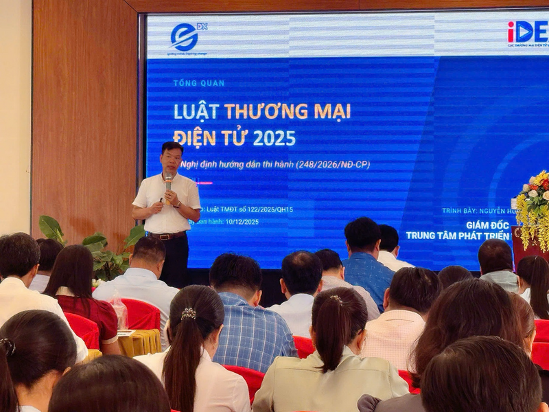 Ông Nguyễn Hữu Tuấn - Giám đốc eComDX chia sẻ tại hội nghị